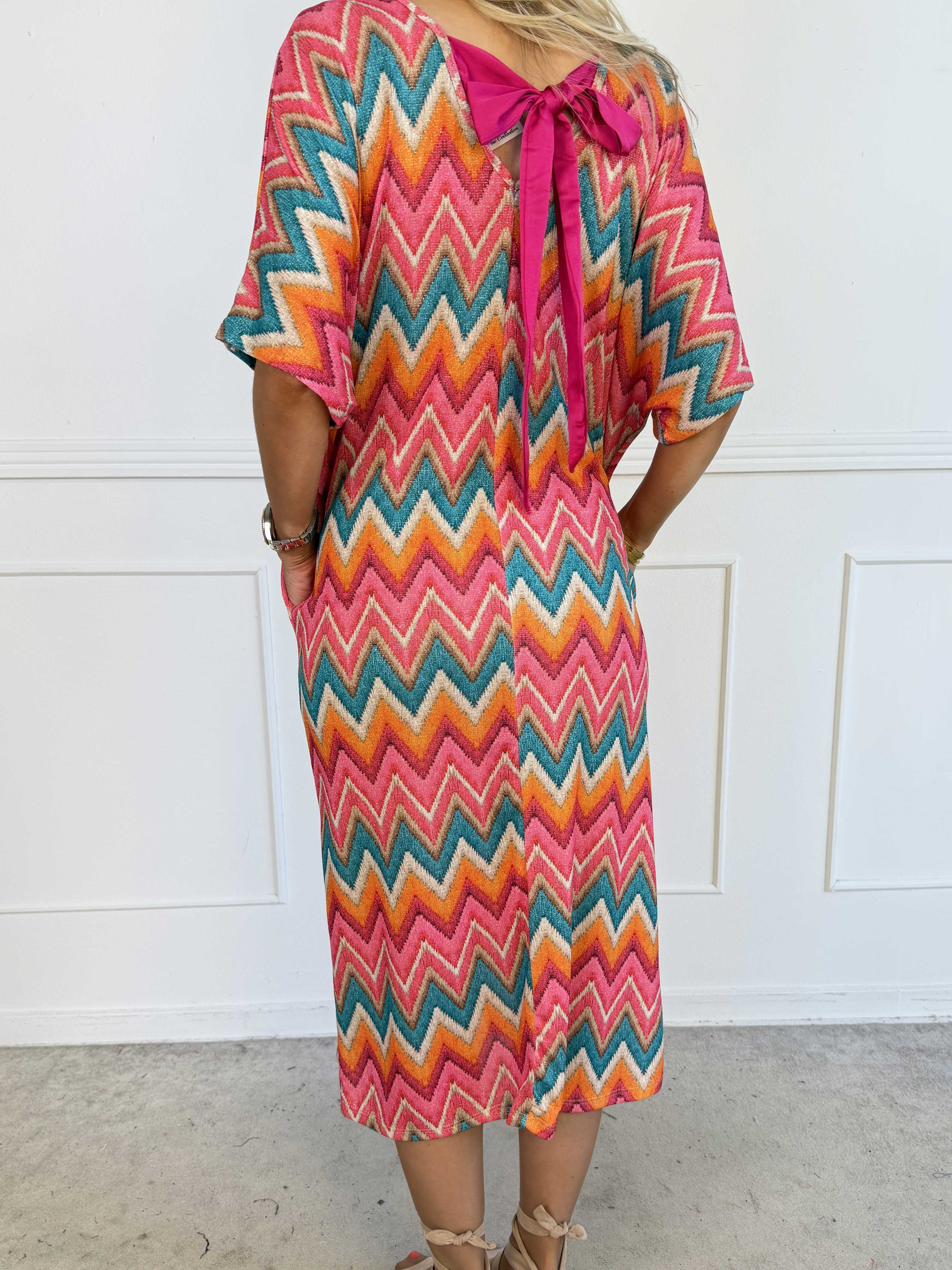 Violetta - Plus size kjole med lommer og smukt zigzag-mønster og fine glimmertråde